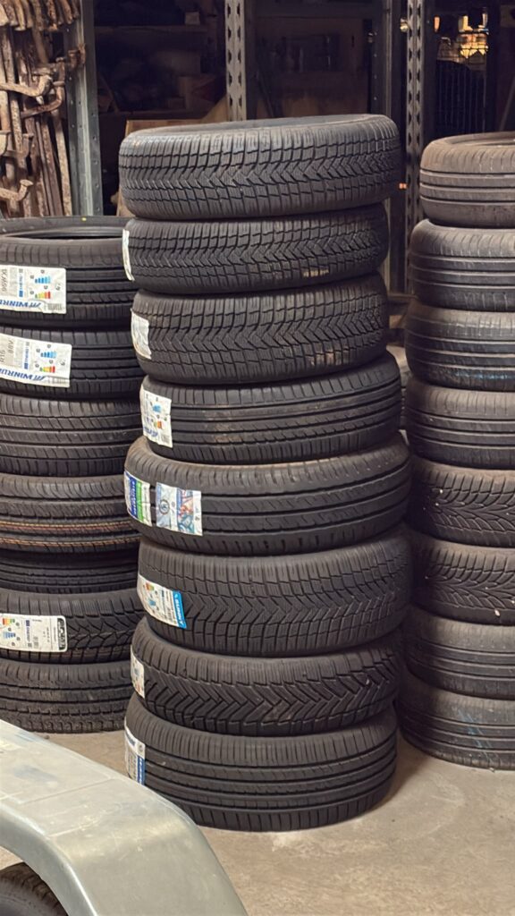 Lot de 100 Pneus  désappairés (seuls) en neufs